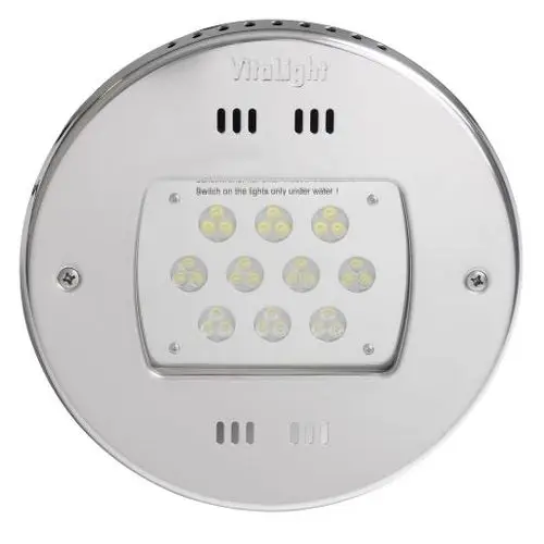 Runde LED-Leuchte mit mehreren Lichtquellen, verchromtem Gehäuse und der Marke Grünbeck. Hinweise zur Nutzung nur unter Wasser sind sichtbar.